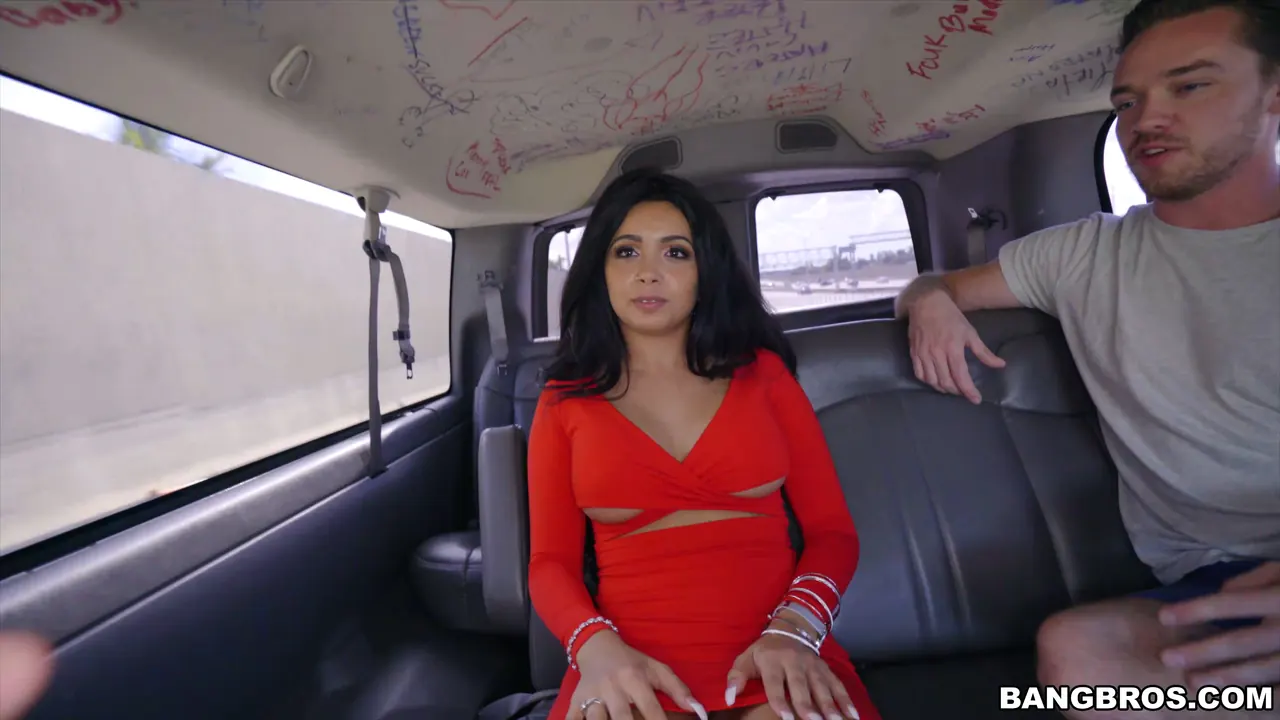 Aaliyah Hadid en 'El paseo de la vergüenza' from 'Bangbros' (foto 297) Bangbros 'El paseo de la vergüenza' protagonizando Aaliyah Hadid (foto 297)