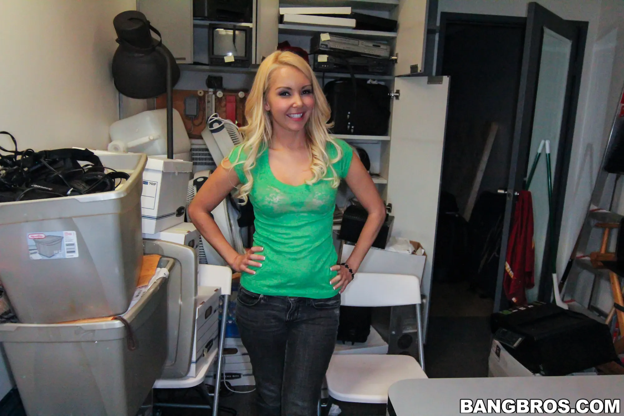 Bangbros 'Follando en la trastienda con Aaliyah Love' protagonizando Aaliyah Love (foto 1)