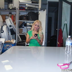 Aaliyah Love en 'Bangbros' Follando en la trastienda con Aaliyah Love (Miniatura 12)