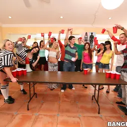 Abbey Brooks en 'Bangbros' Las estrellas porno asaltan otro dormitorio (Miniatura 48)