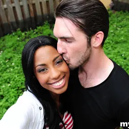 Adriana Malao en Mi chica y yo follamos en vídeo (foto 95) Adriana Malao en 'Bangbros' Mi chica y yo follamos en vídeo (Miniatura 95)