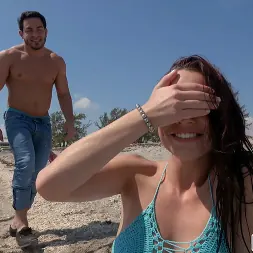 Aidra Fox en 'Bangbros' Gets Fucked at a Junkyard (Miniatura 240)