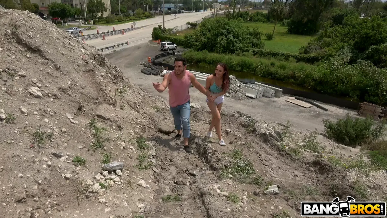 Bangbros 'Gets Fucked at a Junkyard' protagonizando Aidra Fox (foto 360)