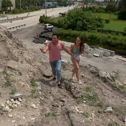 Aidra Fox en 'Bangbros' Gets Fucked at a Junkyard (Miniatura 360)