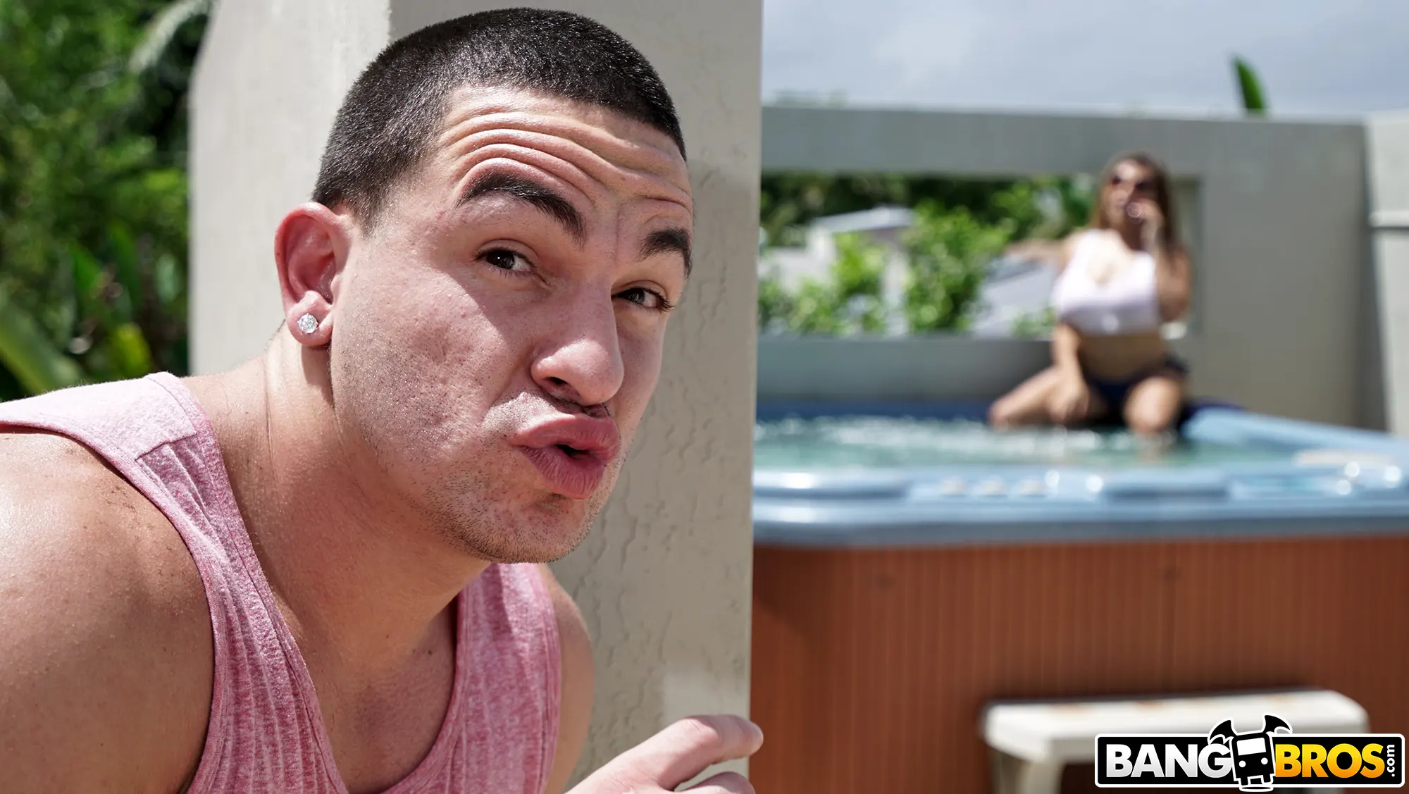 Bangbros 'Espiar unas tetas enormes da sus frutos' protagonizando Alesandra (foto 1)