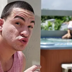 Alesandra en Espiar unas tetas enormes da sus frutos (foto 1) Alesandra en 'Bangbros' Espiar unas tetas enormes da sus frutos (Miniatura 1)