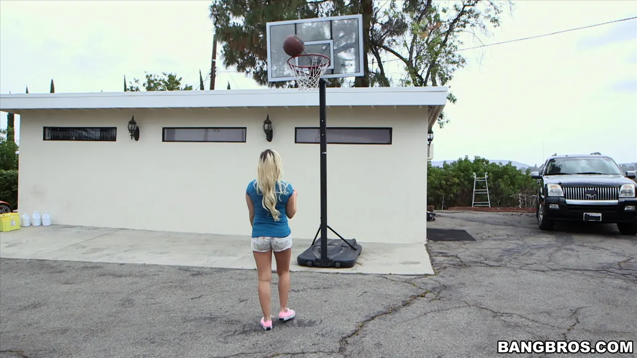 Alex Little en 'Pequeño agujero, gran serpiente' from 'Bangbros' (foto 1) Bangbros 'Pequeño agujero, gran serpiente' protagonizando Alex Little (foto 1)