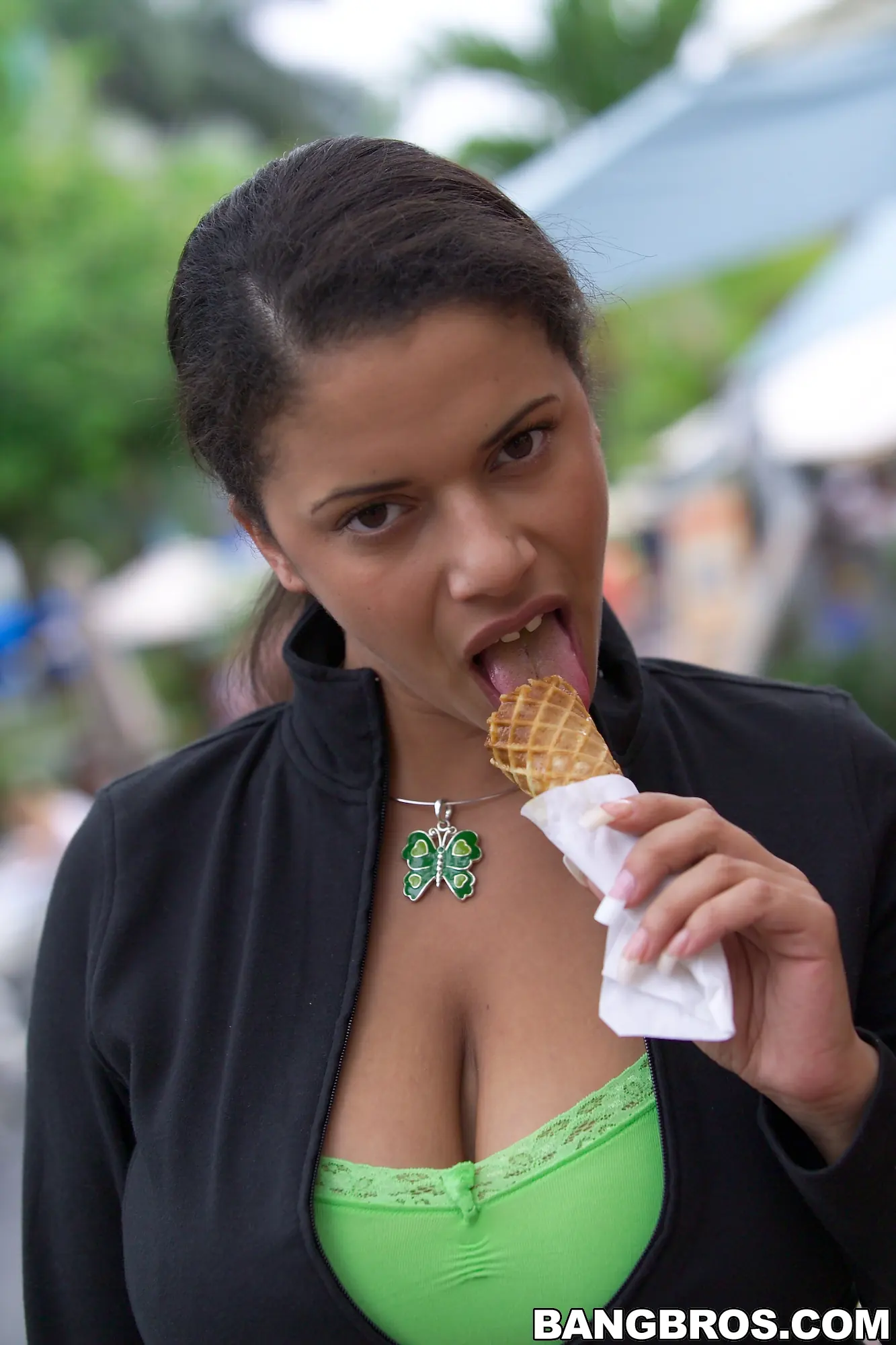 Bangbros 'Enormes tetas en esta chica británica, le encanta la polla' protagonizando Alexis Silver (foto 1)