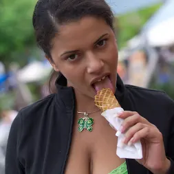 Alexis Silver en 'Bangbros' Enormes tetas en esta chica británica, le encanta la polla (Miniatura 1)