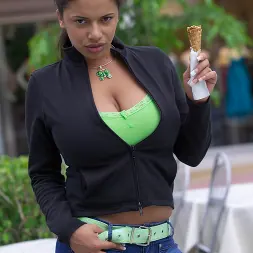 Alexis Silver en 'Bangbros' Enormes tetas en esta chica británica, le encanta la polla (Miniatura 10)