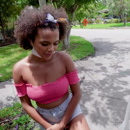 Alina Ali en 'Bangbros' Una ébano caliente se sube al autobús (Miniatura 84)