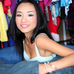 Alina Li en 'Bangbros' ¡Asiática amateur chupa la polla! (Miniatura 18)