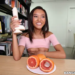 Alina Li en Consejos de mamada con una asiática sexy (foto 70) Alina Li en 'Bangbros' Consejos de mamada con una asiática sexy (Miniatura 70)