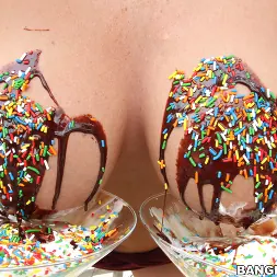 Alison Tyler en 'Bangbros' Enormes tetas naturales se follan (Miniatura 270)