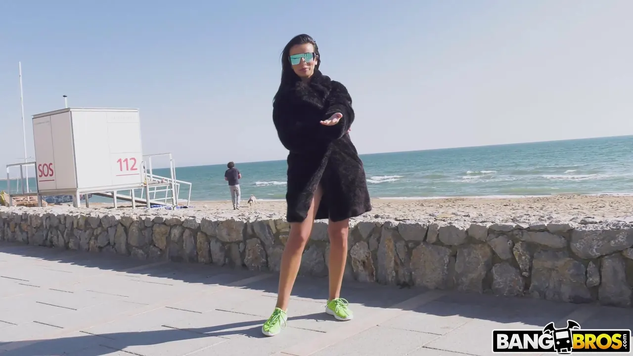 Alyssia Kent en 'Explosión pública del callejón' from 'Bangbros' (foto 1) Bangbros 'Explosión pública del callejón' protagonizando Alyssia Kent (foto 1)