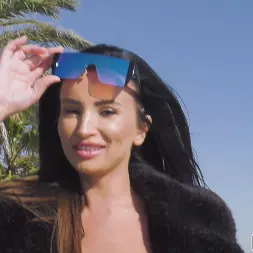 Alyssia Kent en Explosión pública del callejón (foto 44) Alyssia Kent en 'Bangbros' Explosión pública del callejón (Miniatura 44)