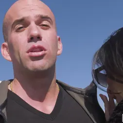 Alyssia Kent en Explosión pública del callejón (foto 66) Alyssia Kent en 'Bangbros' Explosión pública del callejón (Miniatura 66)