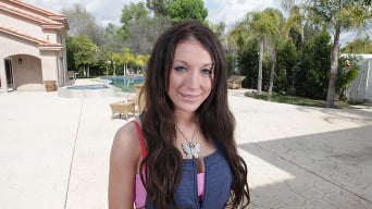 Amy Brooke en 'La torre inclinada de Compton'