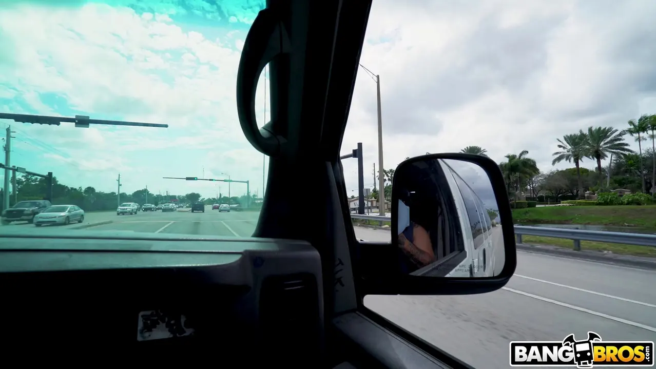 Bangbros 'Cita de San Valentín en el autobús' protagonizando Angel Aurora (foto 1)