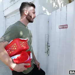 Anissa Kate en 'Bangbros' Ayudando Analmente Al Prójimo En Necesidad (Miniatura 1)