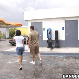 Anna en 'Bangbros' ¡La gasolinera apesta! (Miniatura 16)