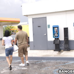 Anna en 'Bangbros' ¡La gasolinera apesta! (Miniatura 18)