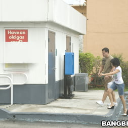 Anna en 'Bangbros' ¡La gasolinera apesta! (Miniatura 22)