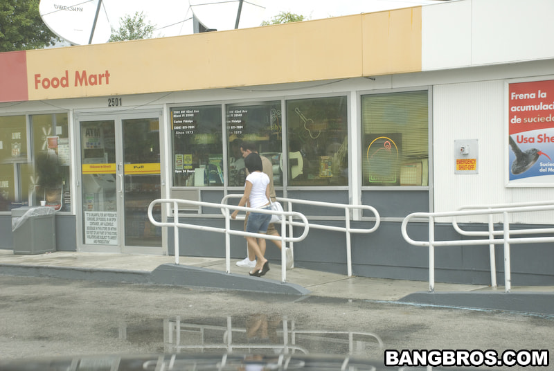 Bangbros '¡La gasolinera apesta!' protagonizando Anna (foto 26)