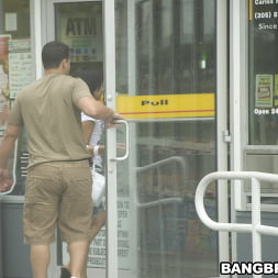Anna en 'Bangbros' ¡La gasolinera apesta! (Miniatura 30)