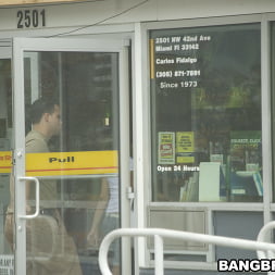 Anna en 'Bangbros' ¡La gasolinera apesta! (Miniatura 32)