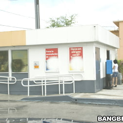 Anna en 'Bangbros' ¡La gasolinera apesta! (Miniatura 38)