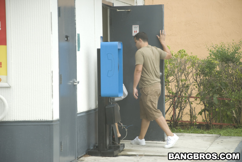 Bangbros 'Gas Station Sucking!' starring Anna (Photo 40)