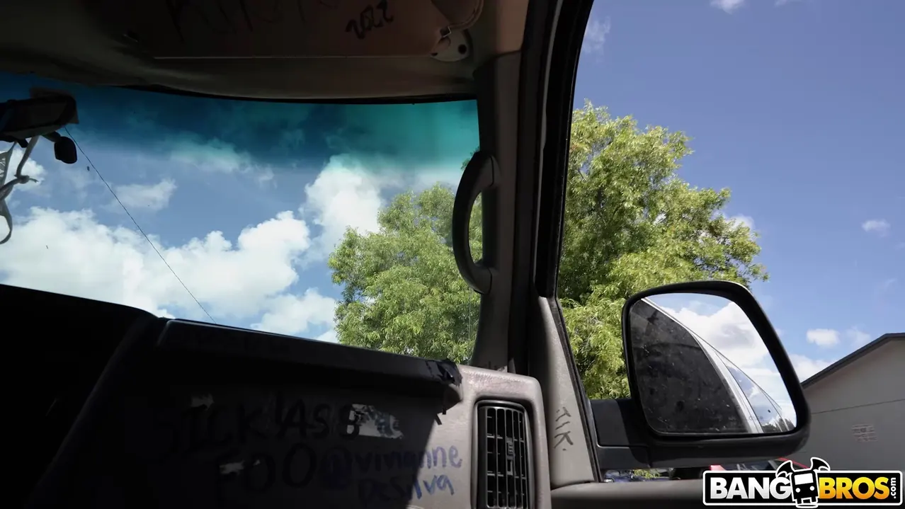 Bangbros 'Estudiante de yoga caliente follada en el autobús' protagonizando Anna Kovachenko (foto 1)