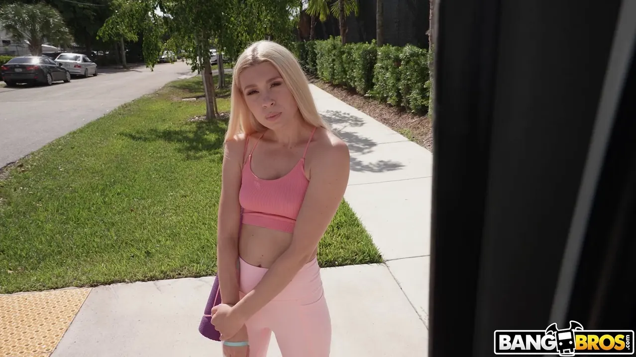 Bangbros 'Estudiante de yoga caliente follada en el autobús' protagonizando Anna Kovachenko (foto 75)