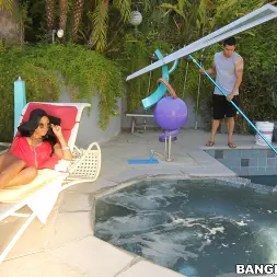 Anya Ivy en Una belleza sureña de ébano se folla a su chico de la piscina (foto 18) Anya Ivy en 'Bangbros' Una belleza sureña de ébano se folla a su chico de la piscina (Miniatura 18)