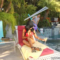 Anya Ivy en Una belleza sureña de ébano se folla a su chico de la piscina (foto 24) Anya Ivy en 'Bangbros' Una belleza sureña de ébano se folla a su chico de la piscina (Miniatura 24)