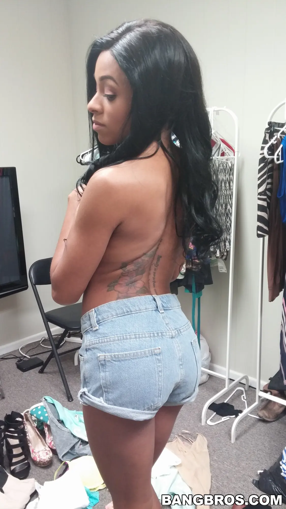 Bangbros 'Belleza de piel color moca follando en un entorno interracial' protagonizando Anya Ivy (foto 5)