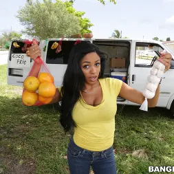 Anya Ivy en Pequeña latina caliente con grandes tetas (foto 1) Anya Ivy en 'Bangbros' Pequeña latina caliente con grandes tetas (Miniatura 1)