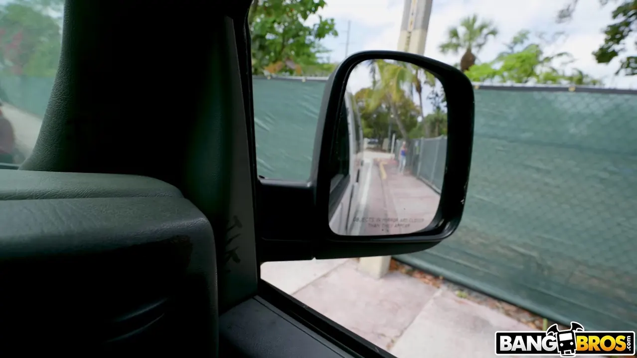 Apollo Banks en 'Luna le da un poco de coño a un extraño' from 'Bangbros' (foto 1) Bangbros 'Luna le da un poco de coño a un extraño' protagonizando Apollo Banks (foto 1)