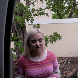 Aria Banks en 'Bangbros' La joven Aria Banks se deja taladrar (Miniatura 63)