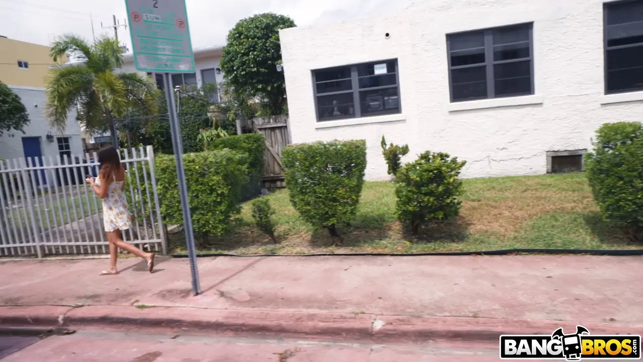 Bangbros 'Esposa swinger folla por dinero' protagonizando Armani Black (foto 1)