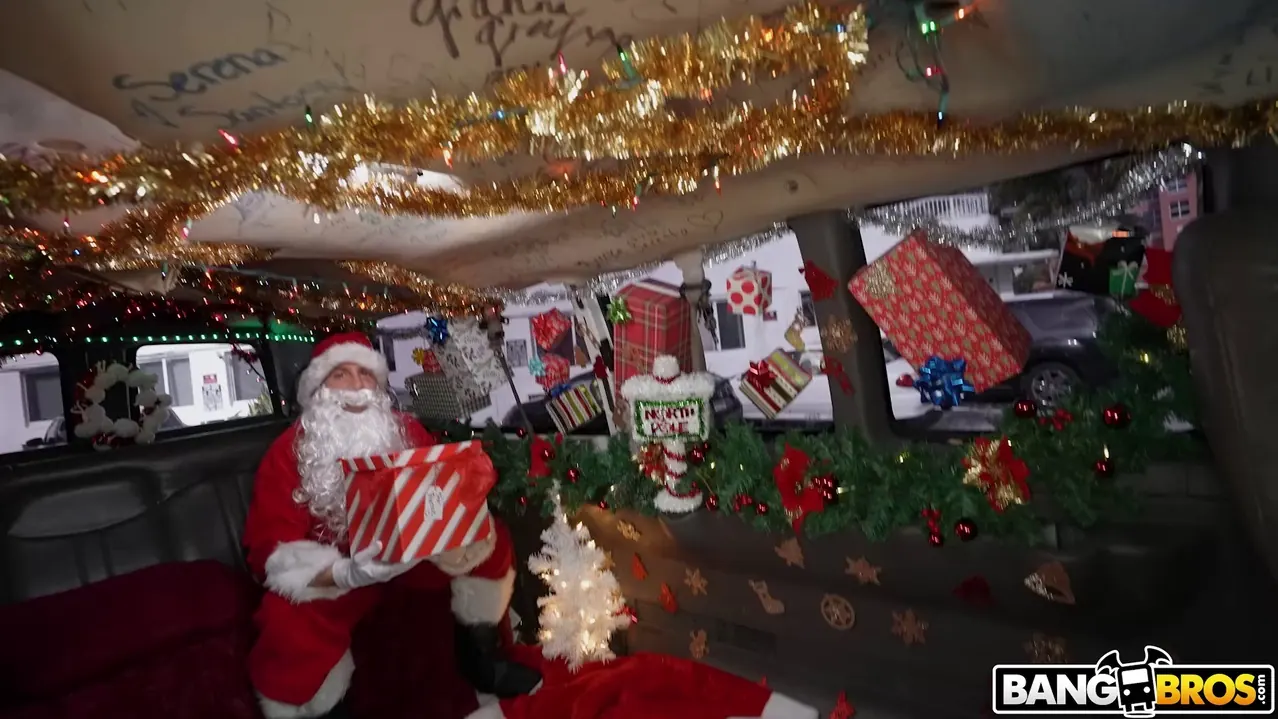 Ashley Alexander en 'Sentado en el regazo de Santa' from 'Bangbros' (foto 1) Bangbros 'Sentado en el regazo de Santa' protagonizando Ashley Alexander (foto 1)