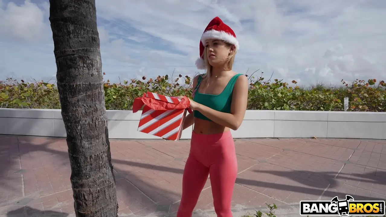 Bangbros 'Sentado en el regazo de Santa' protagonizando Ashley Alexander (foto 1125)