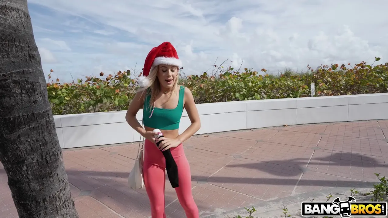 Bangbros 'Sentado en el regazo de Santa' protagonizando Ashley Alexander (foto 1200)