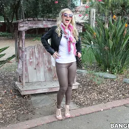 Ashley Fires en 'Bangbros' ¡Todo ese culo para el sexo anal! (Miniatura 1)