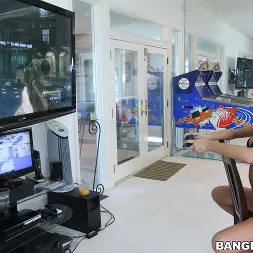 August Ames en 'Bangbros' ¡Morena caliente recibe una follada monstruosa! (Miniatura 256)