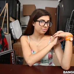 Ava Taylor en 'Bangbros' Una amateur sexy y caliente recibe una corrida en la cara (Miniatura 1)