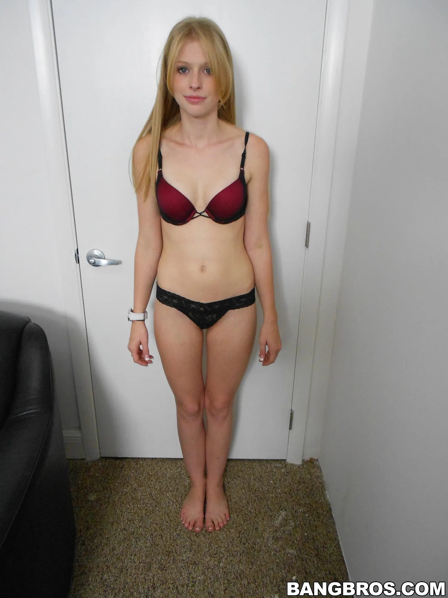 Bangbros 'Chica tímida consigue algo de polla' protagonizando Avril Hall (foto 8)