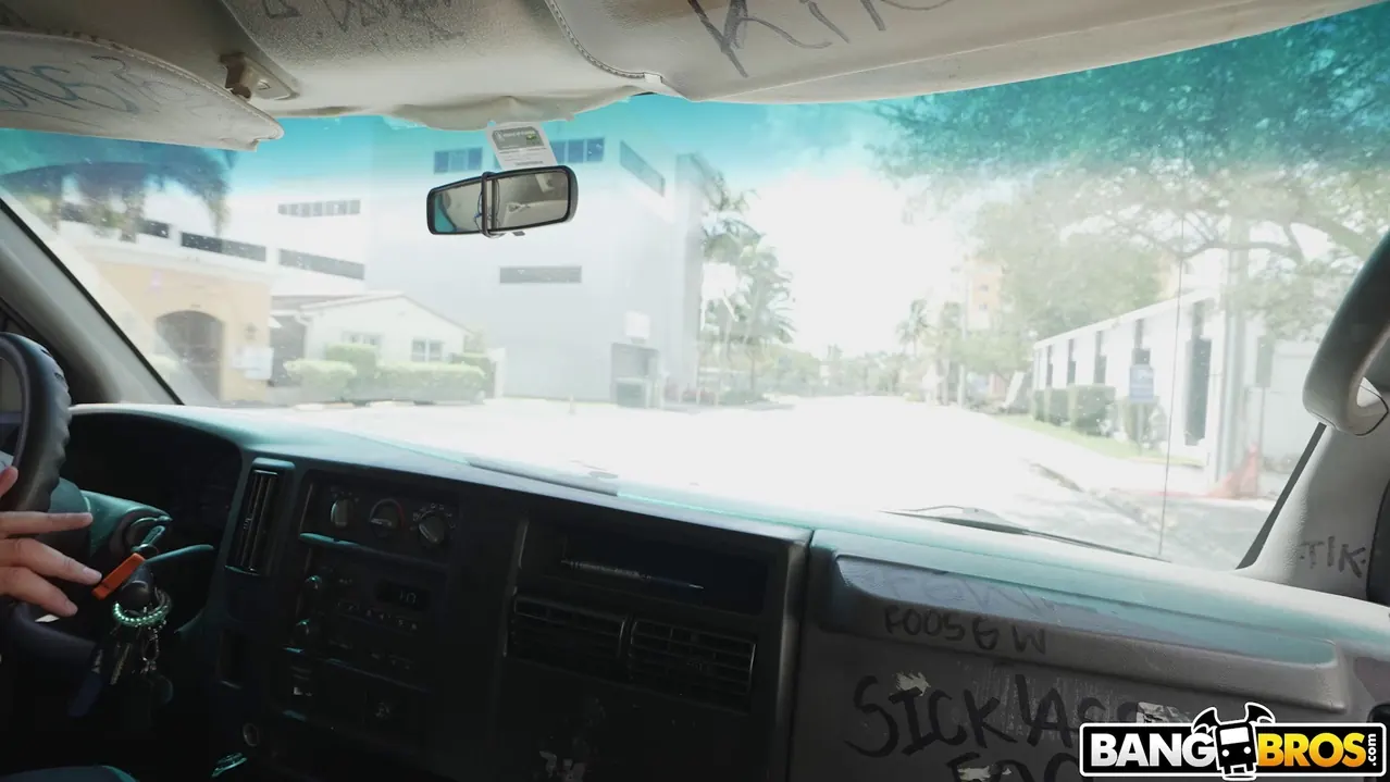 Babi Star en 'Babi folla en el autobús por dinero' from 'Bangbros' (foto 1) Bangbros 'Babi folla en el autobús por dinero' protagonizando Babi Star (foto 1)