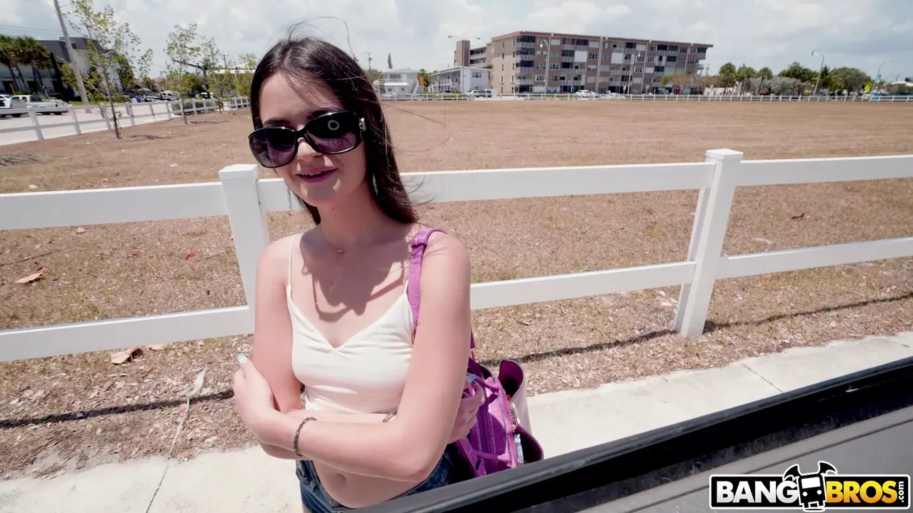 Bangbros 'Playa nudista interior' protagonizando Bella Forbes (foto 759)